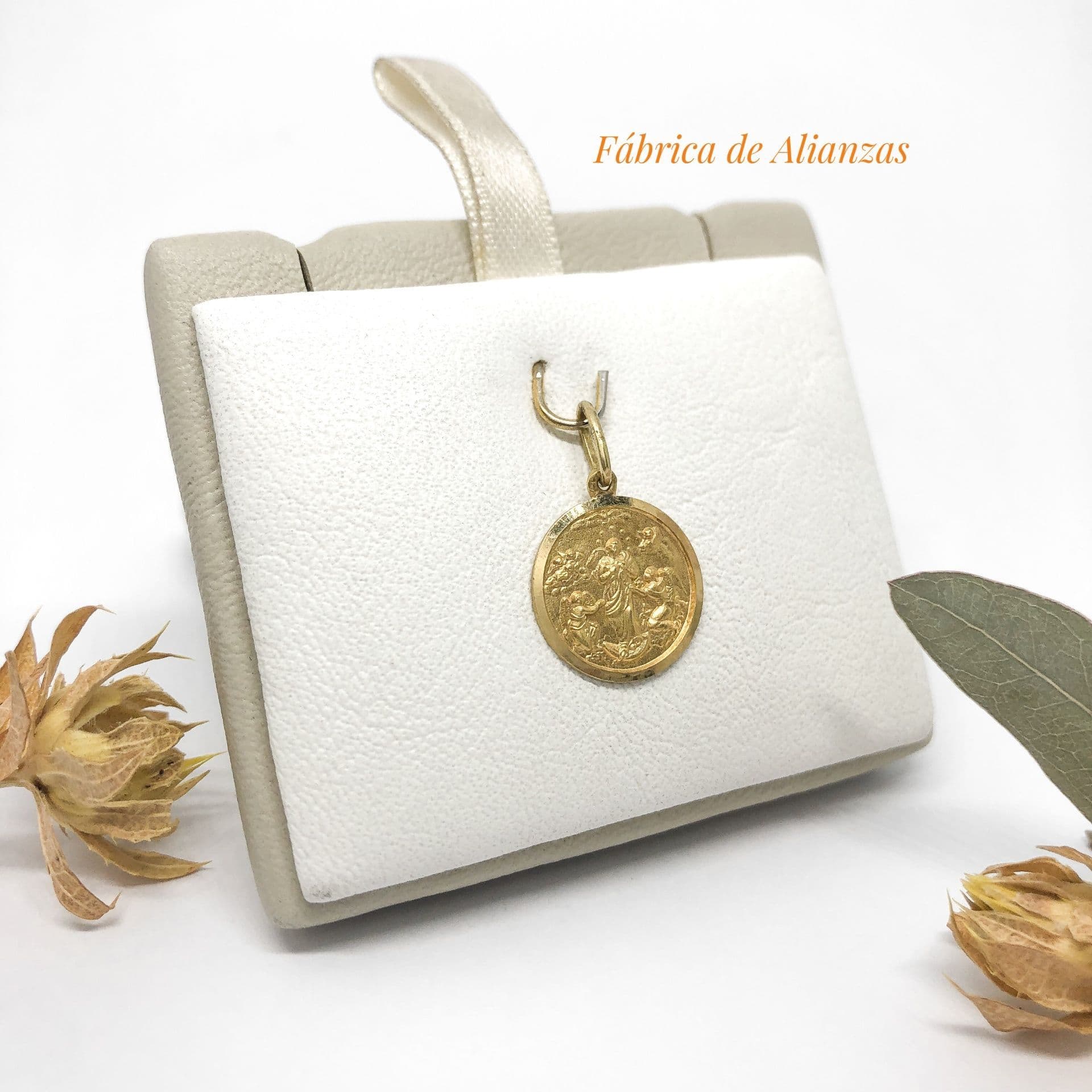 Medalla Virgen Desatanudos