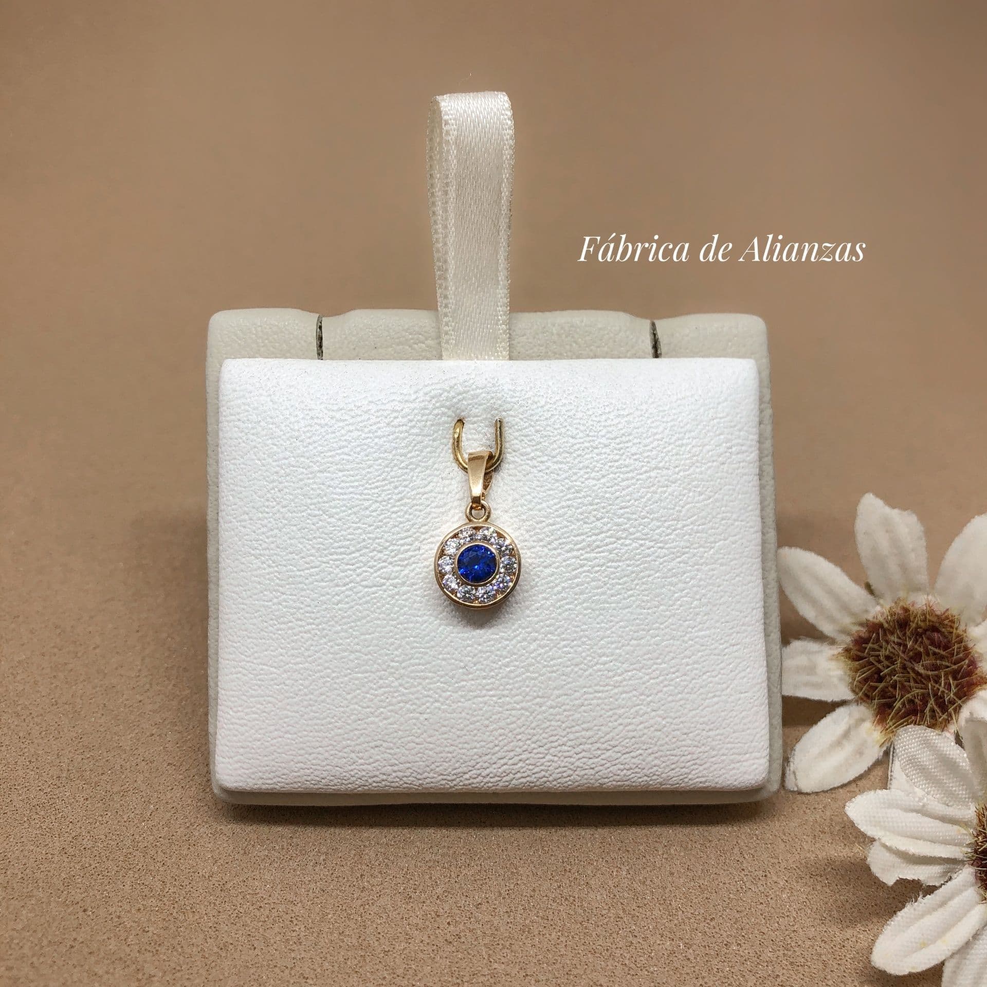 Dije Ojo de Perdiz Piedra Azul y Blanca