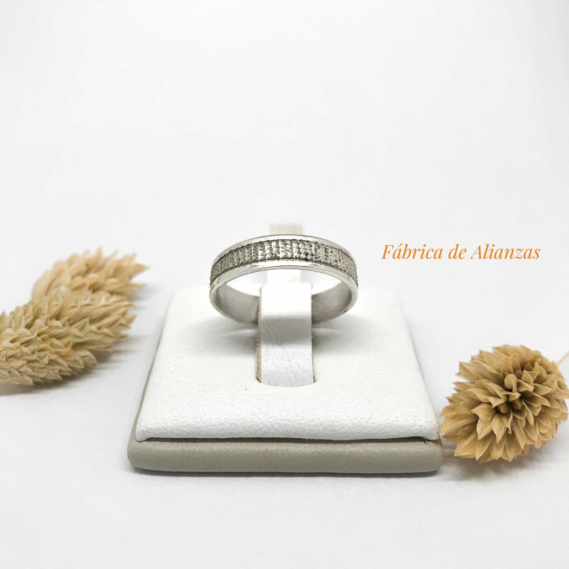 Alianza Cinta Burilada en el Centro con Bordes Pulidos