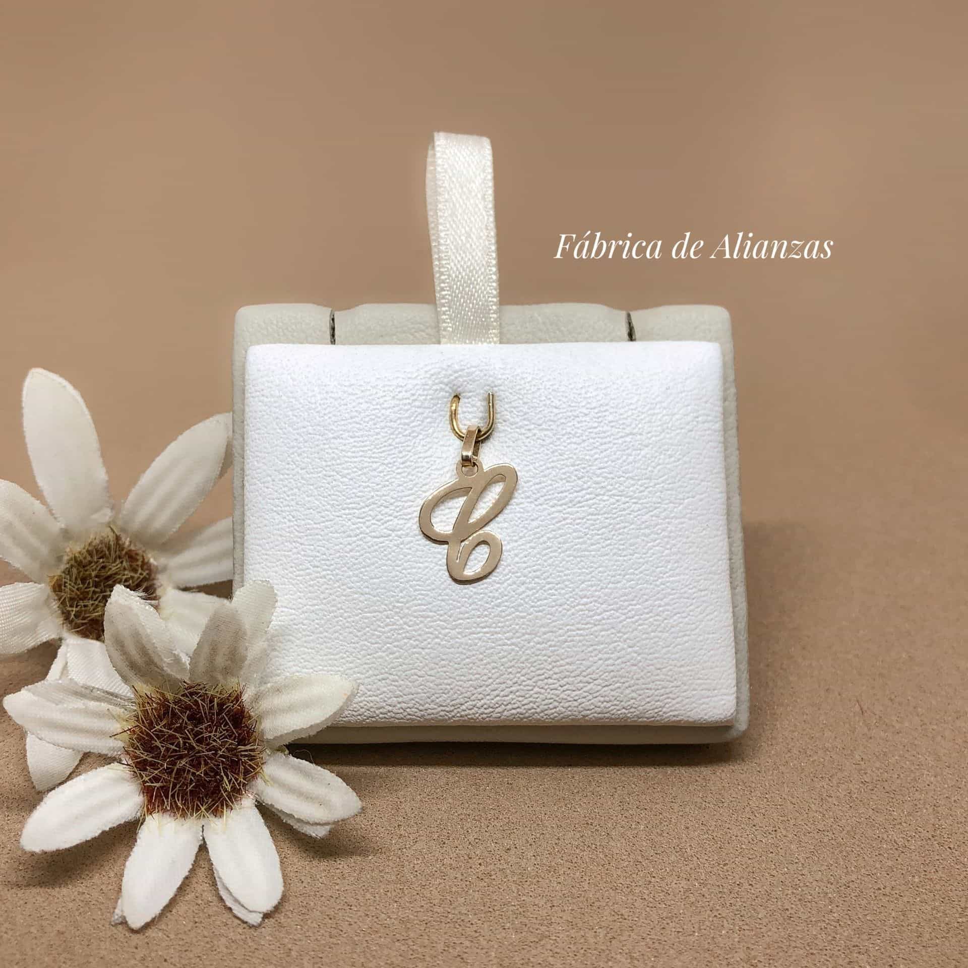 Dije Inicial Cursiva "C"