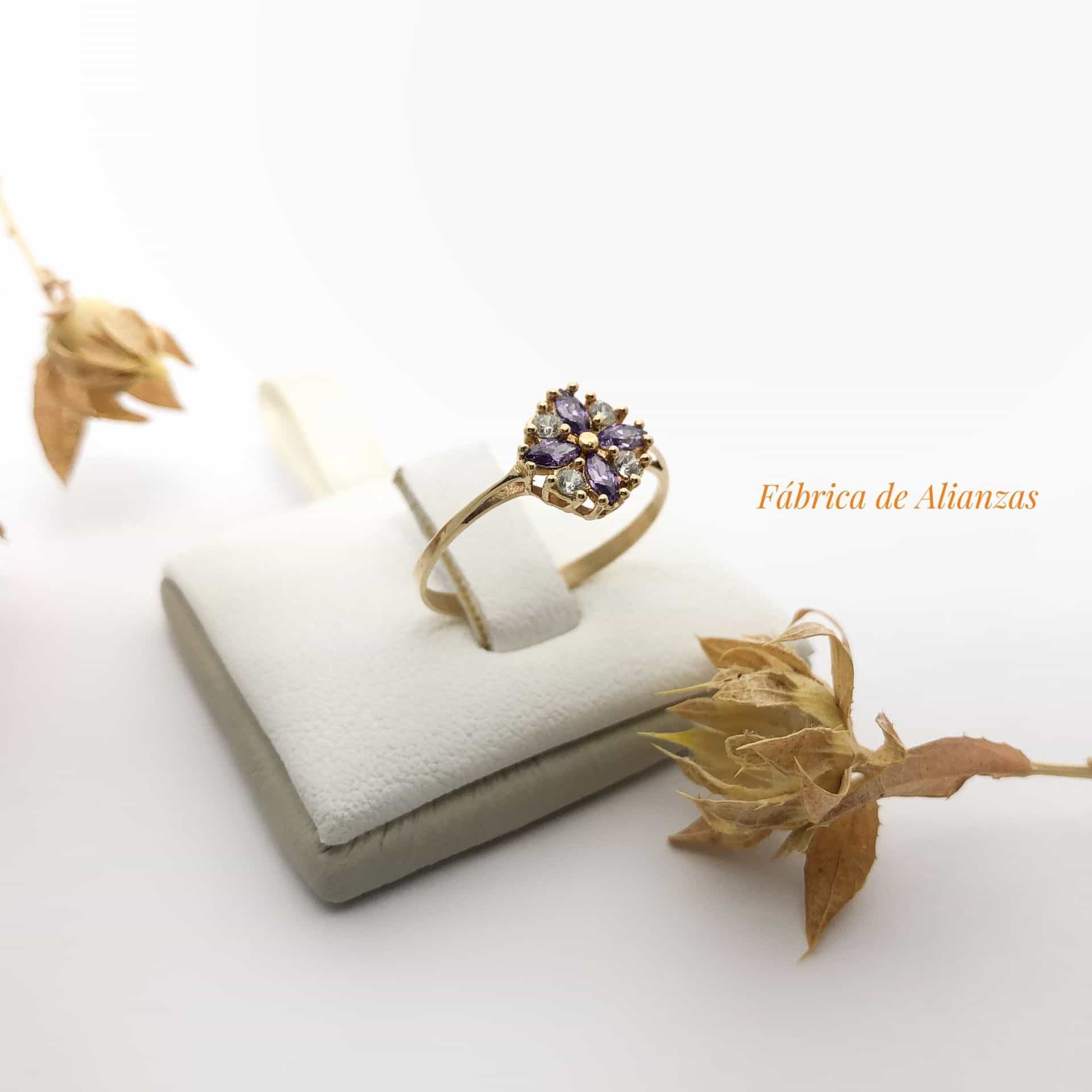 Anillo Flor 4 Pétalos Piedra Lila y Blanco