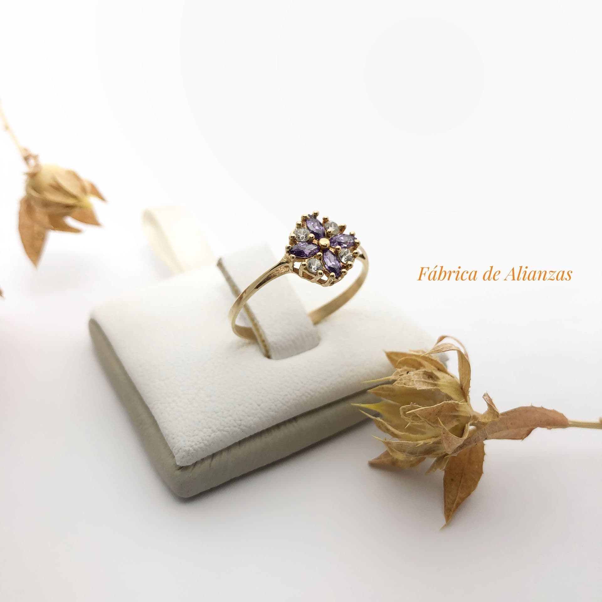 Anillo Flor 4 Pétalos Piedra Lila y Blanco