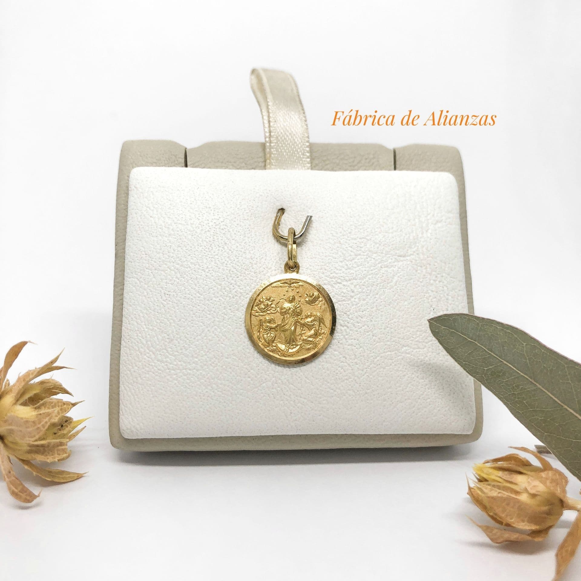 Medalla Virgen Desatanudos