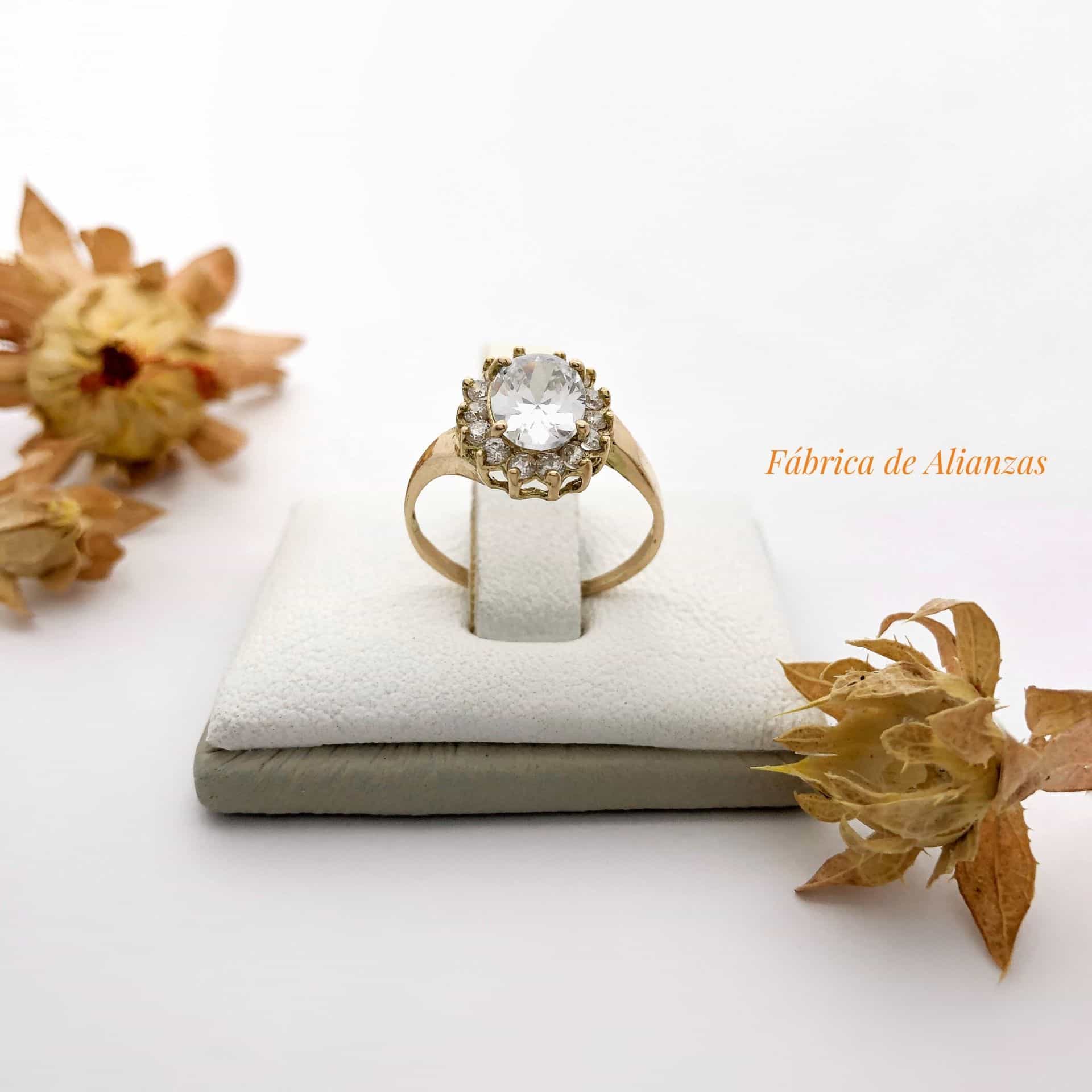 Anillo Roseta Grande piedras Blancas