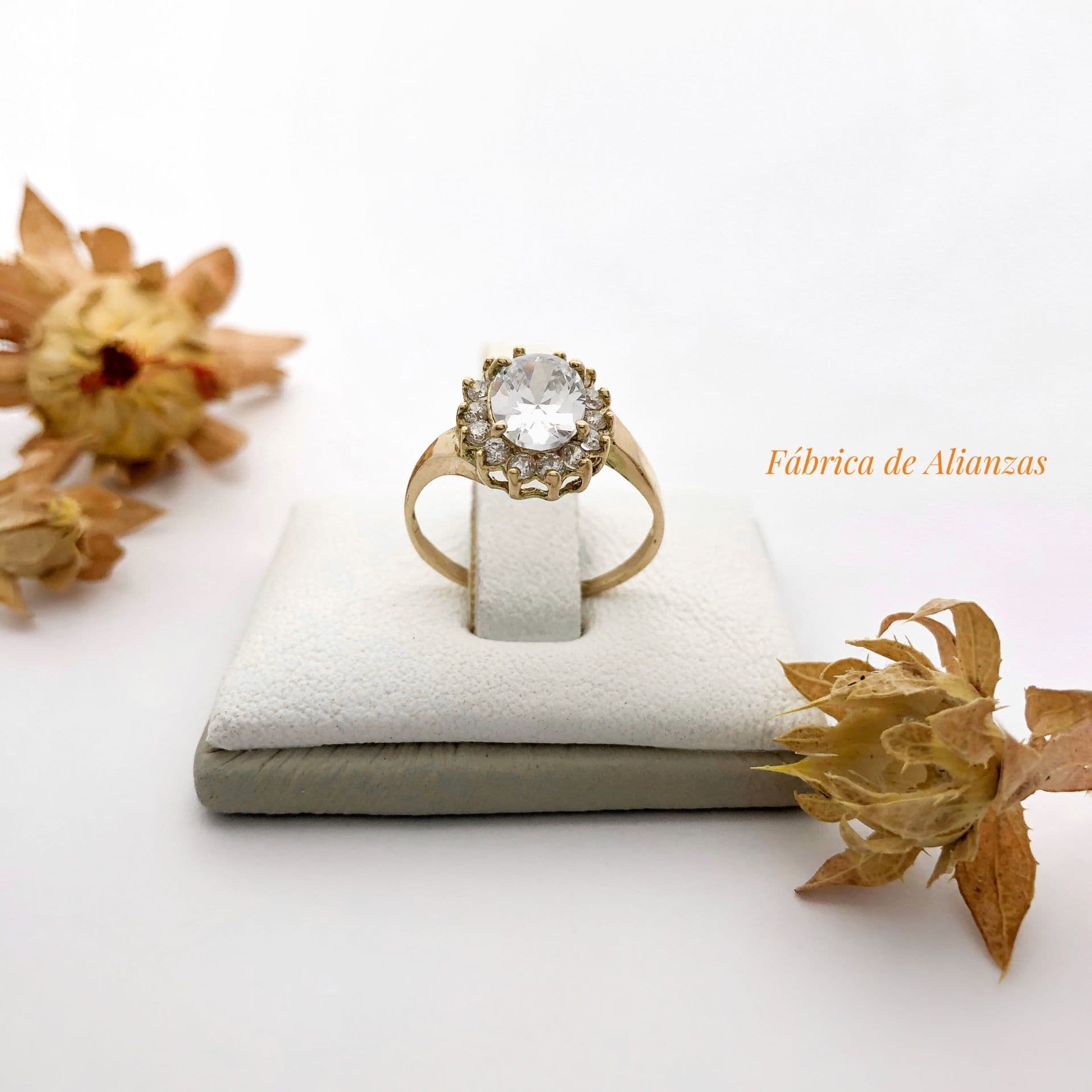 Anillo Roseta Grande piedras Blancas