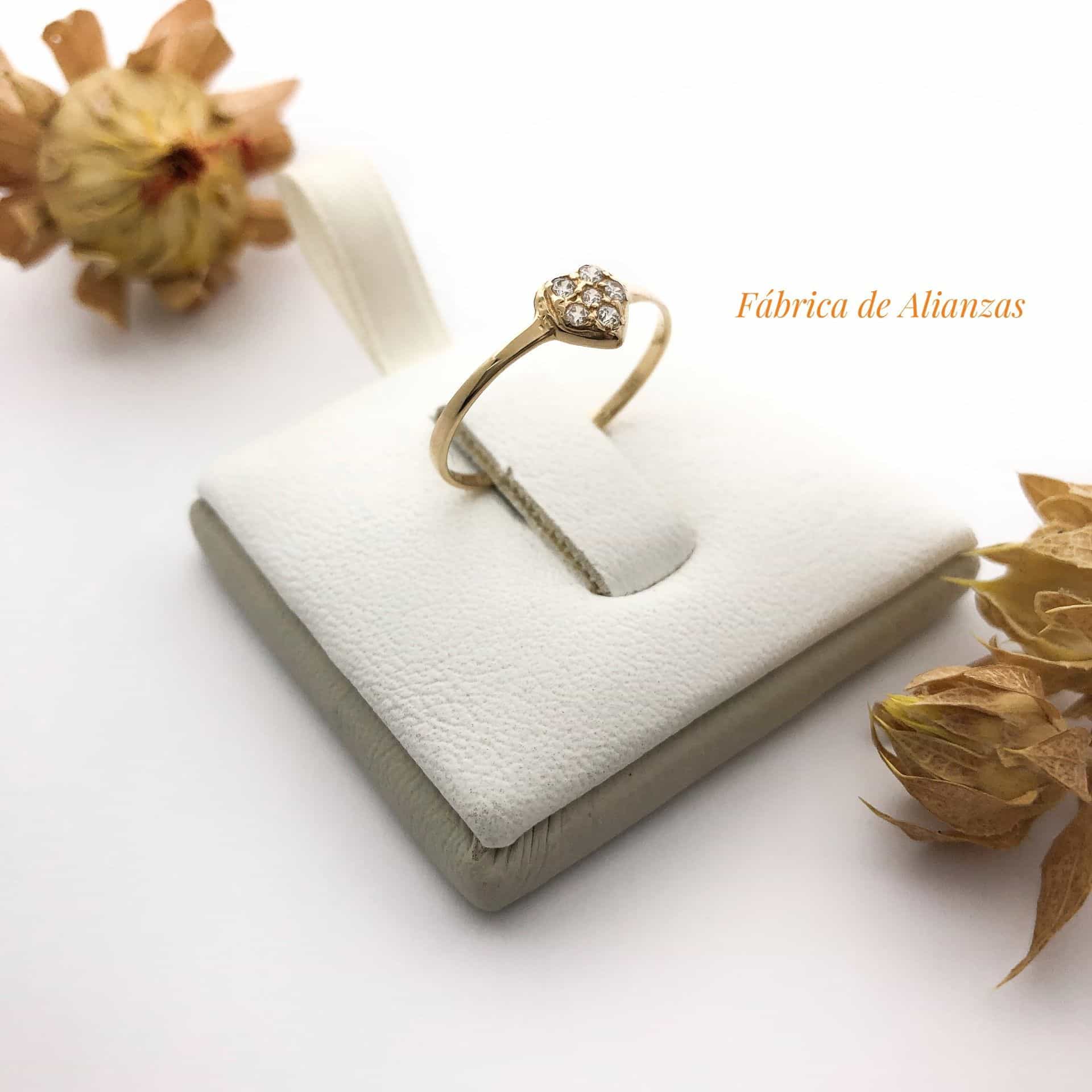 Anillo Corazón con Piedras Blancas