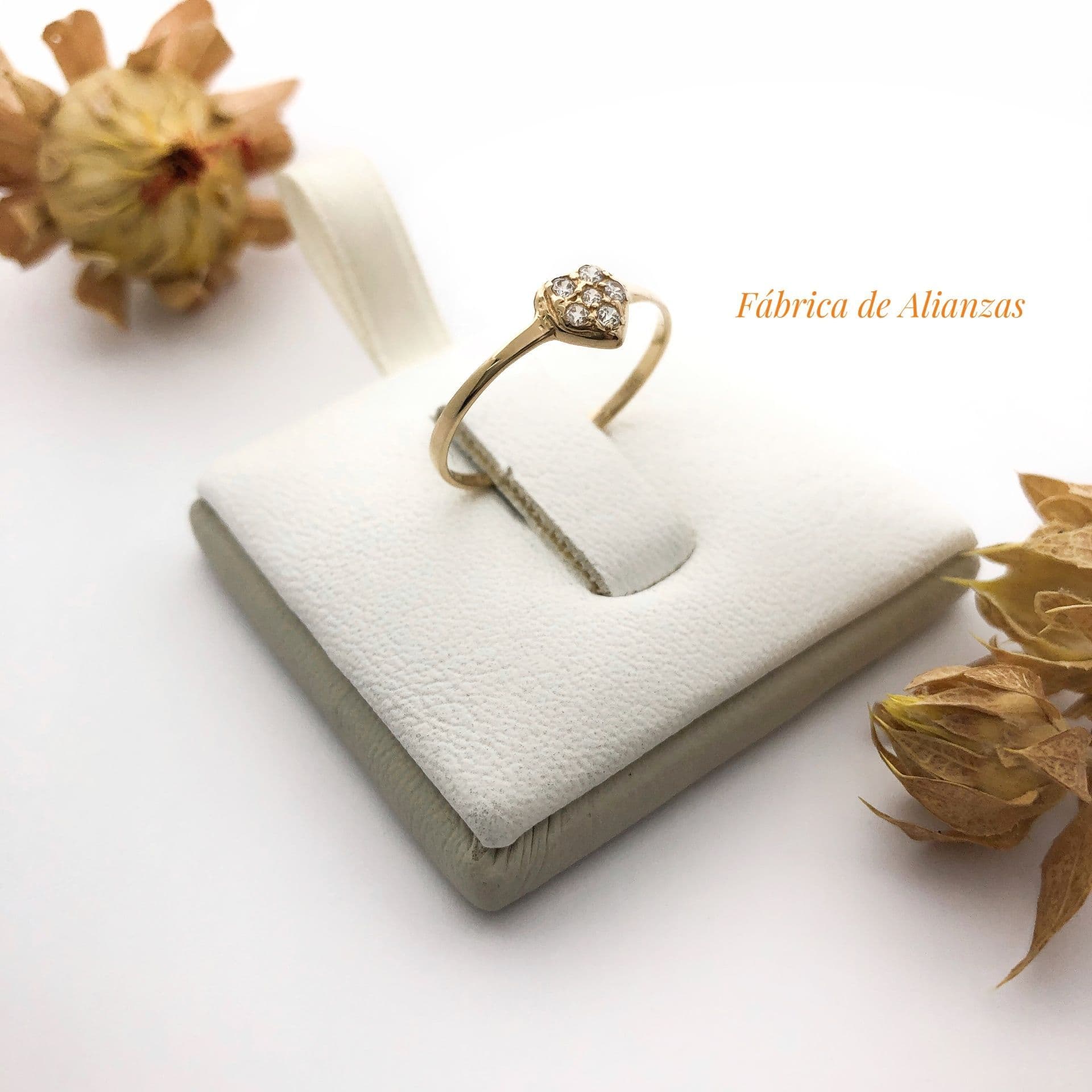 Anillo Corazón con Piedras Blancas