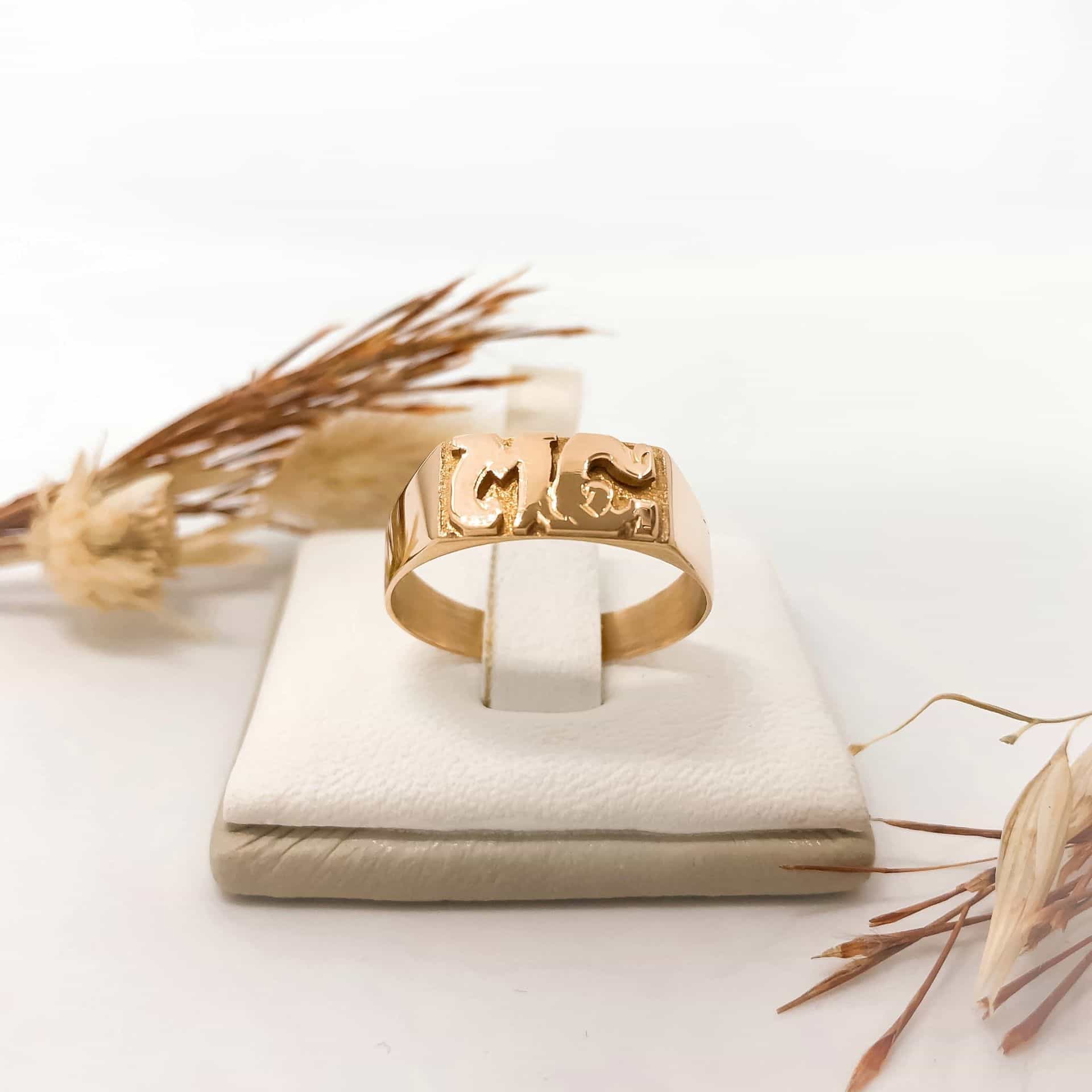 Anillo Sello con Iniciales sobre Relieve 5 Grs.