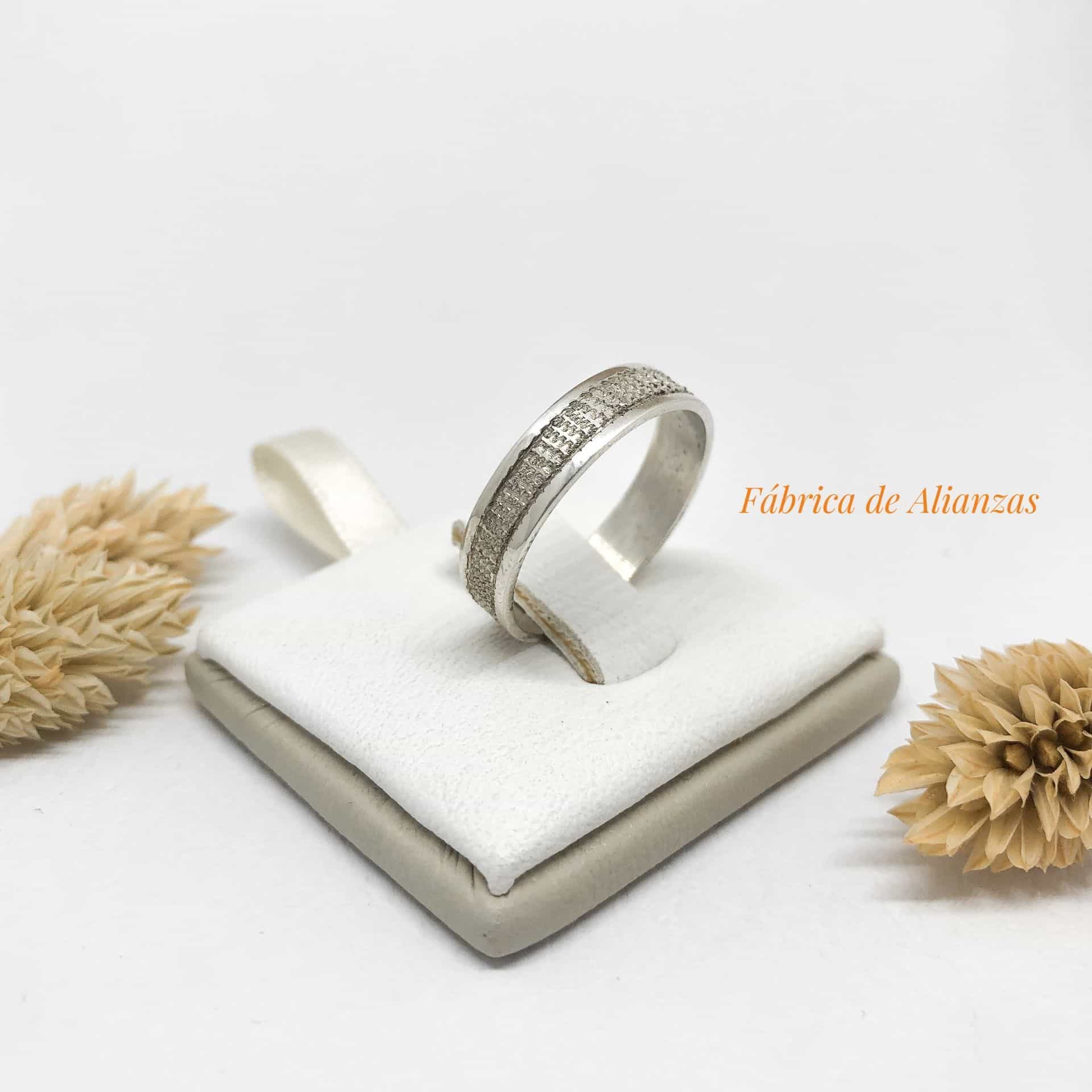 Alianza Cinta Burilada en el Centro con Bordes Pulidos