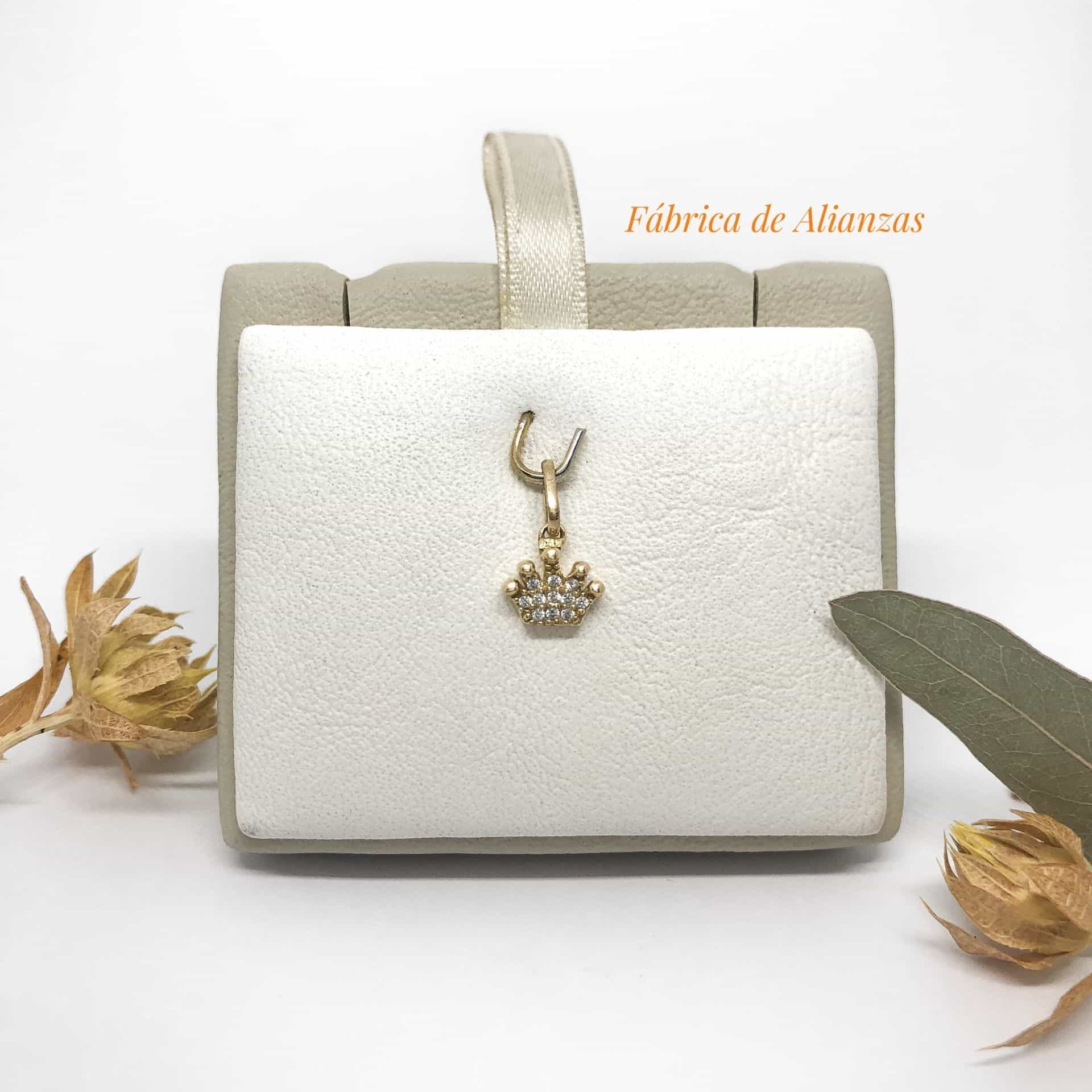 Dije Corona con Piedras Blancas