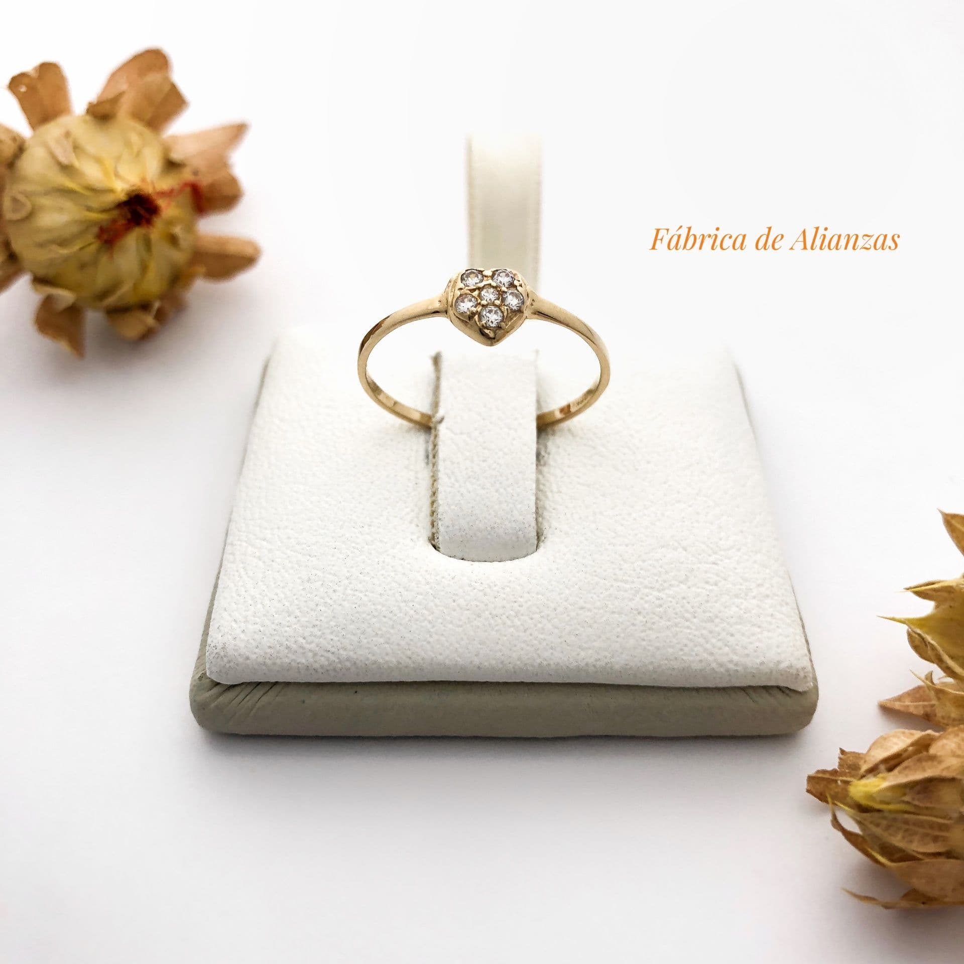 Anillo Corazón con Piedras Blancas