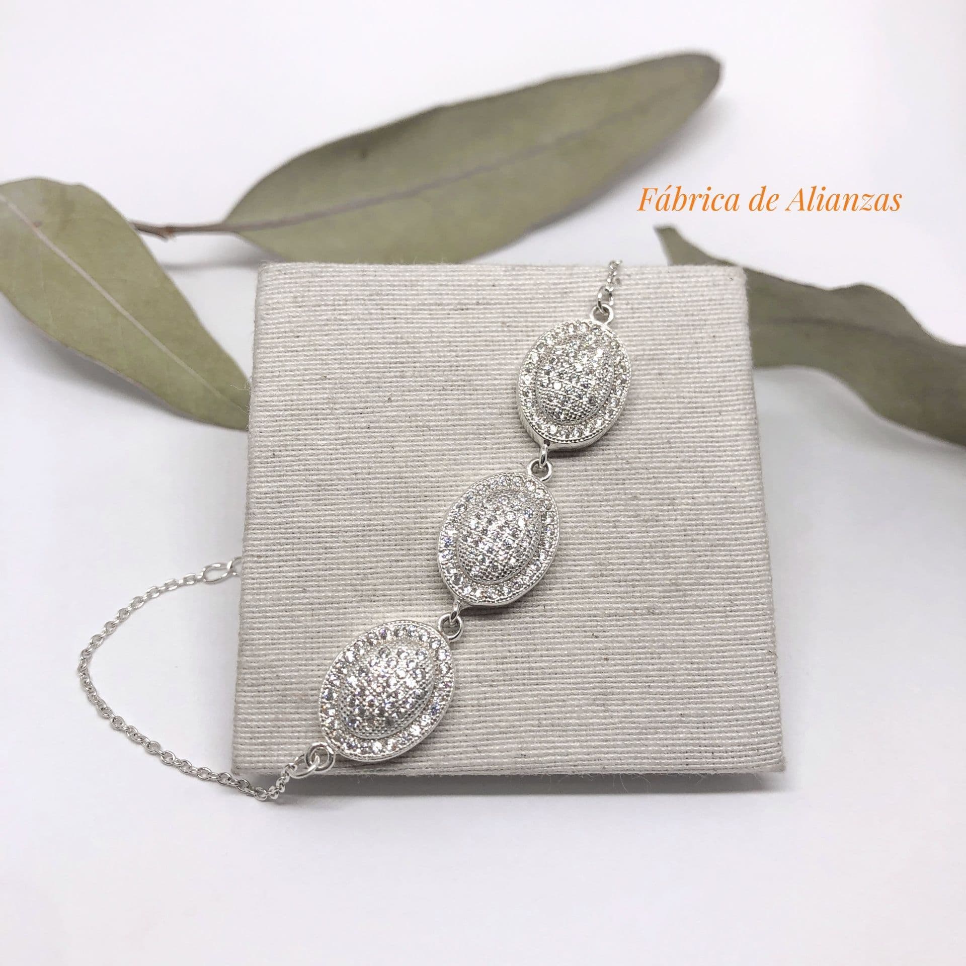 Pulsera Tres Dijes con Piedras Blancas