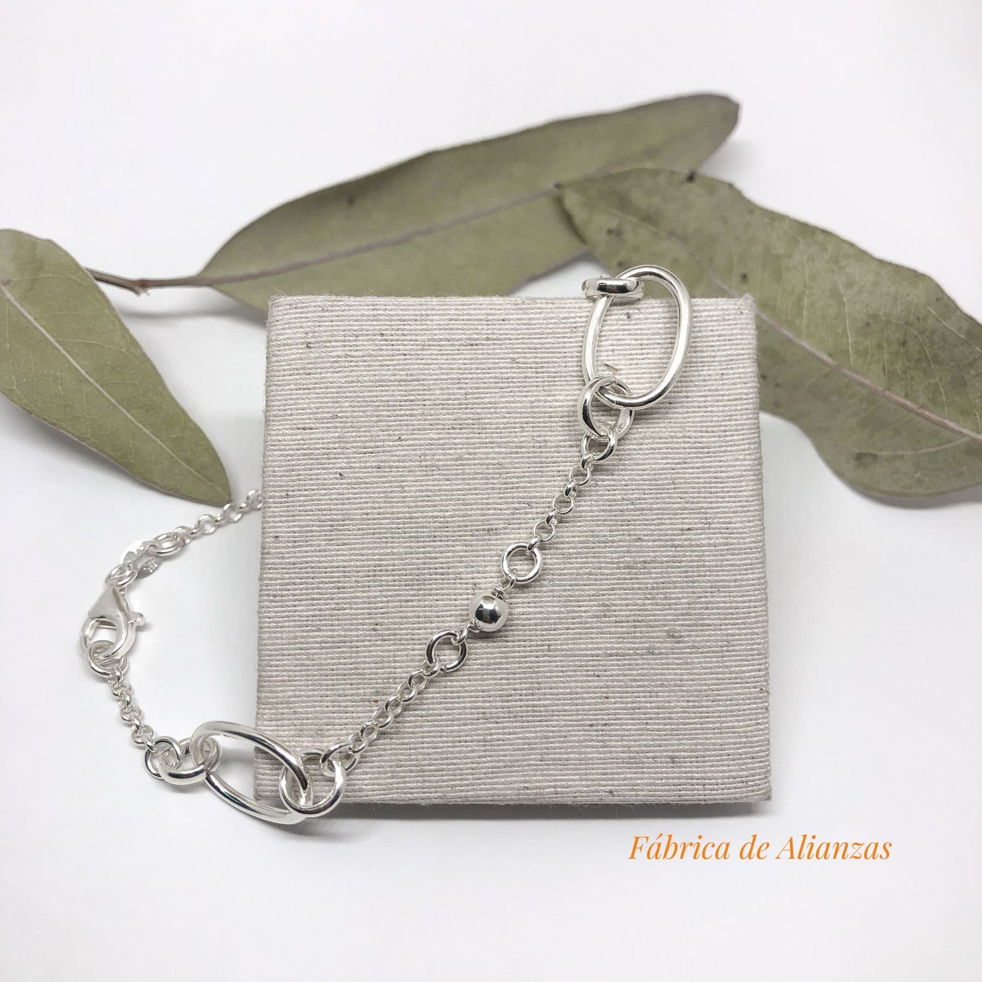 Pulsera Tres Argollas Ovales y Bolitas