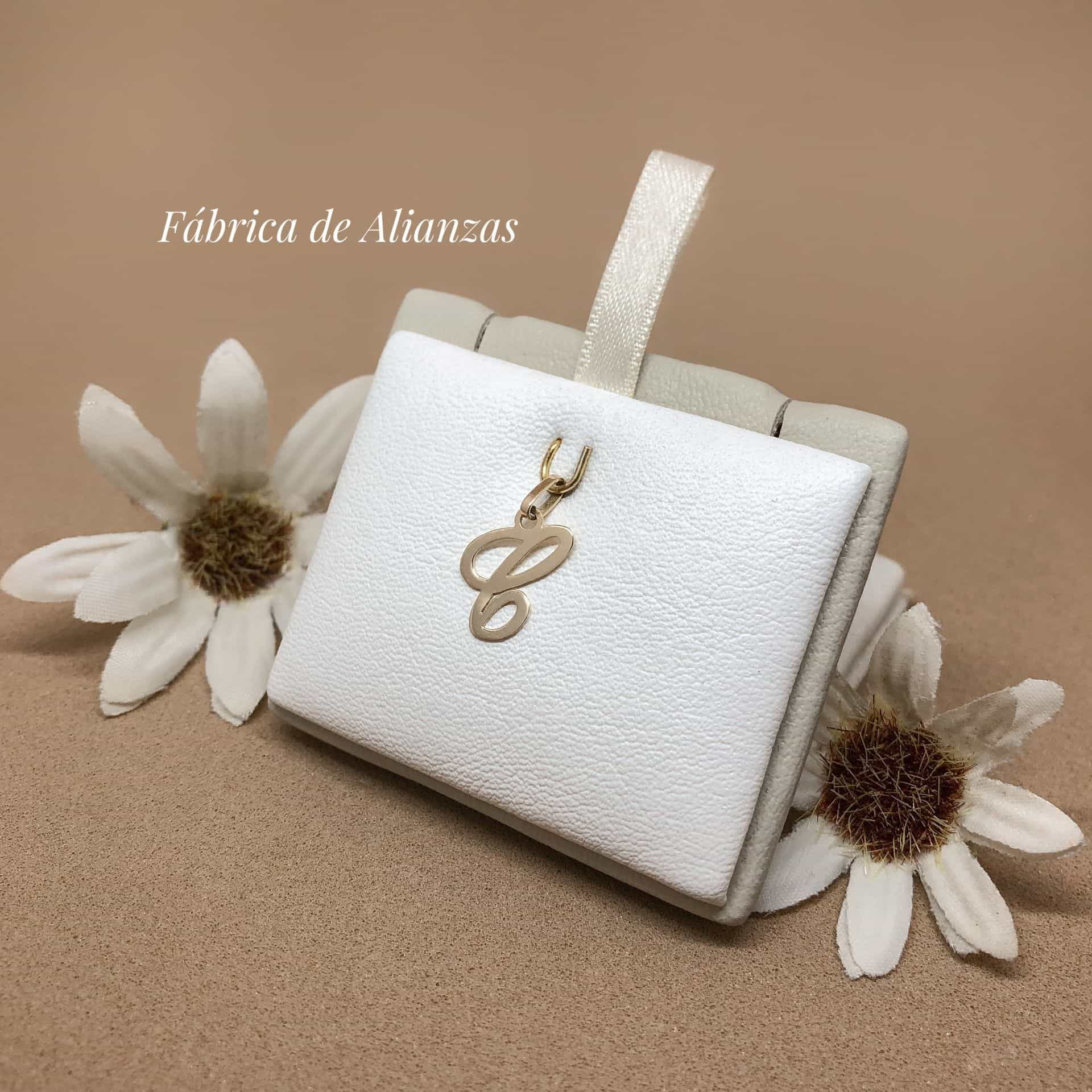 Dije Inicial Cursiva "C"