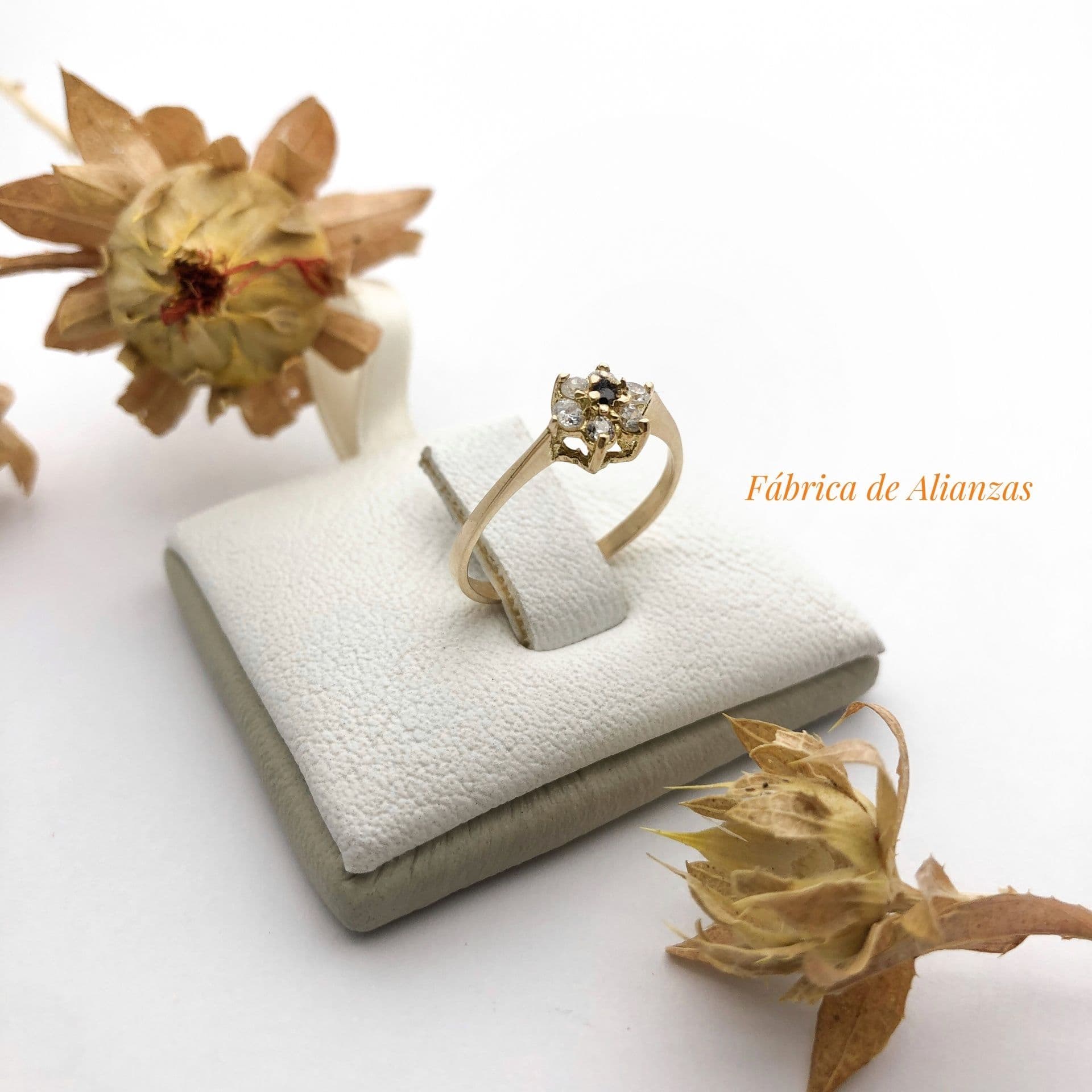 Anillo Roseta Chico Piedra Azul y Blanca