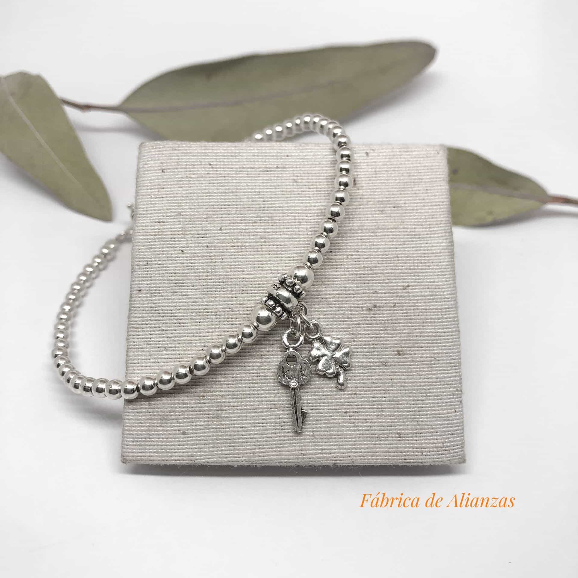 Pulsera Bolitas con Dijes