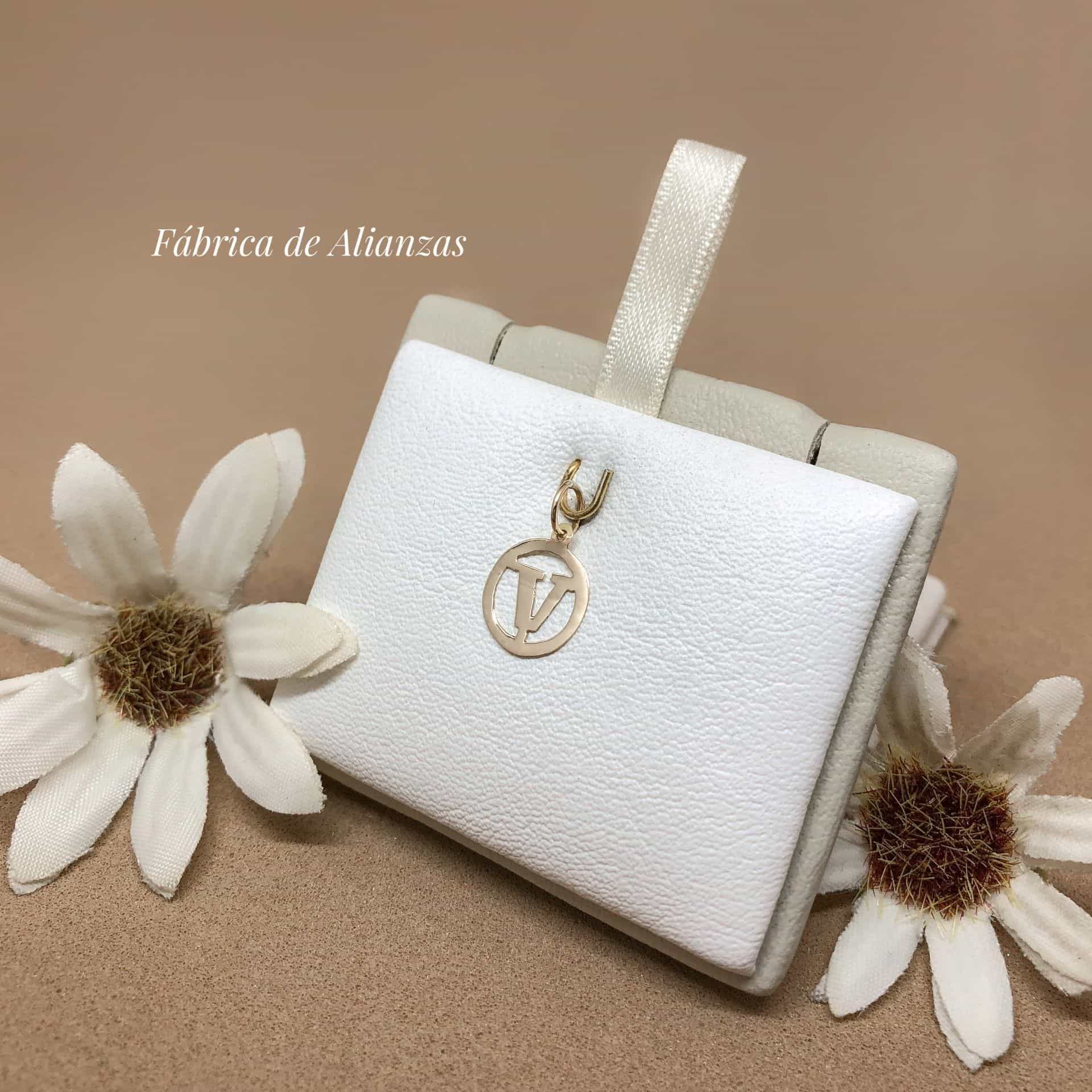 Dije Inicial Circulito '"V"