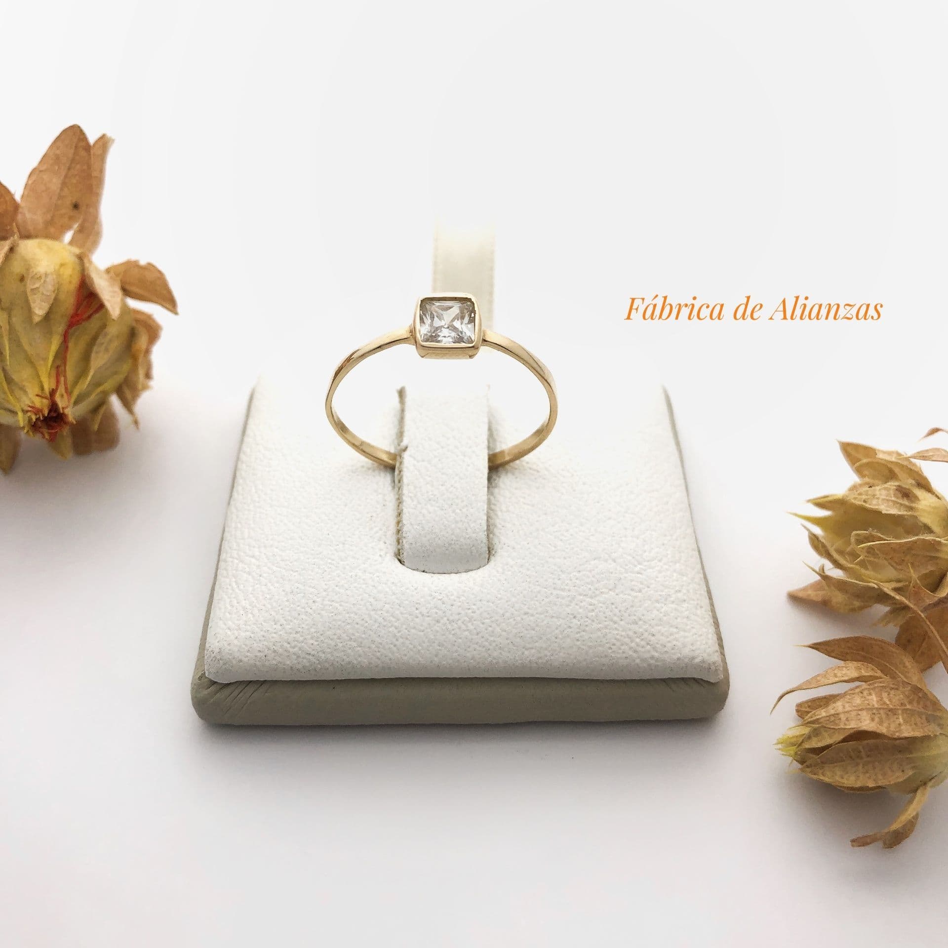 Anillo Cuadrado Piedra Blanca