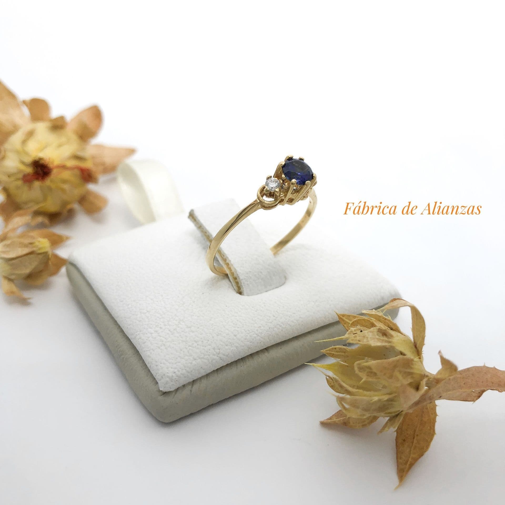 Anillo Piedra Azul y Blancas